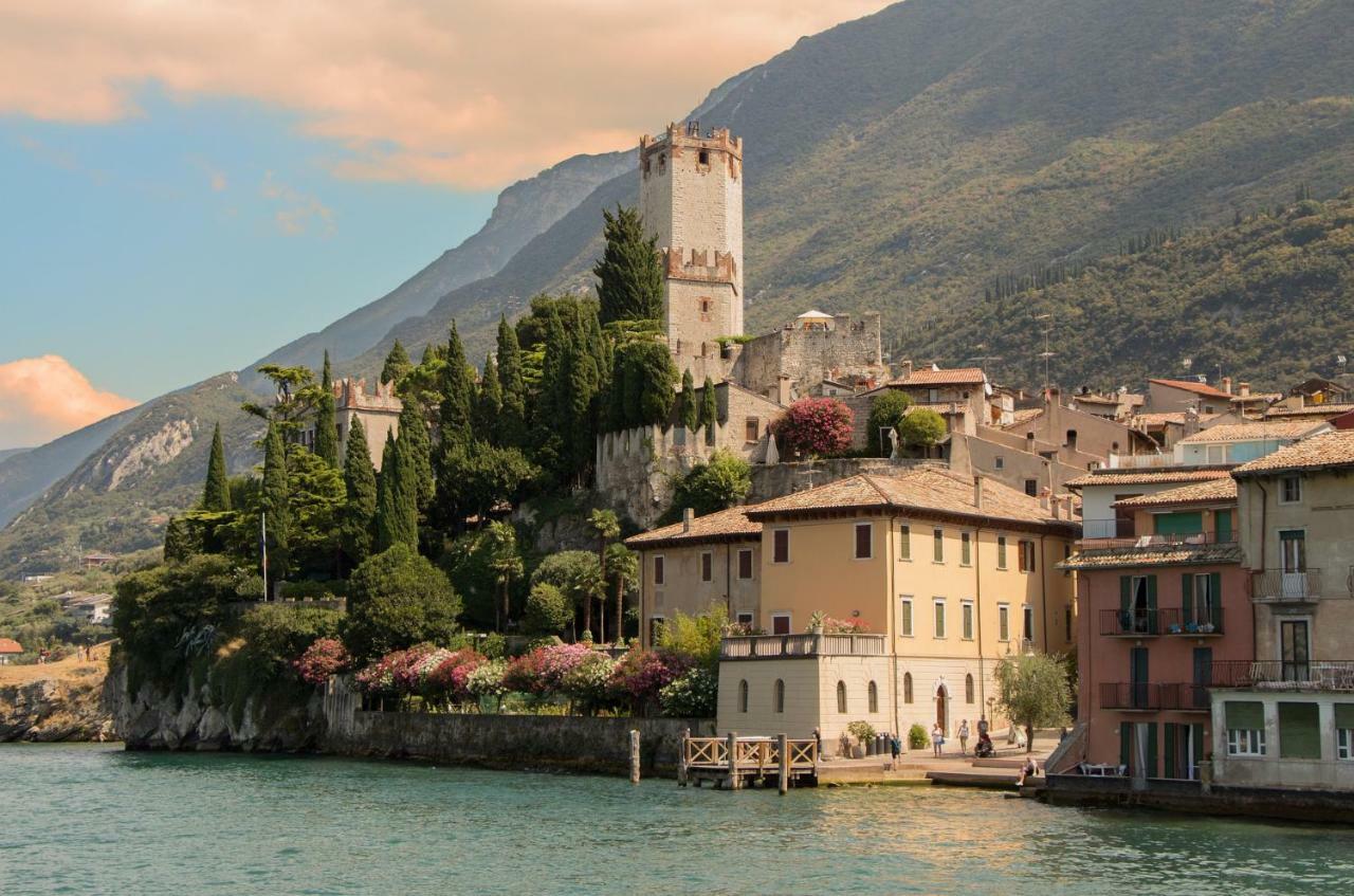 Il Castello Apartment มัลเชซิเน ภายนอก รูปภาพ