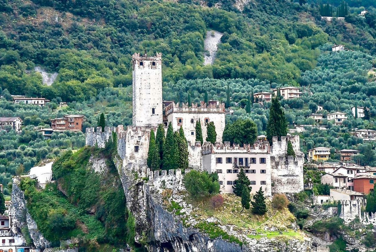 Il Castello Apartment มัลเชซิเน ภายนอก รูปภาพ